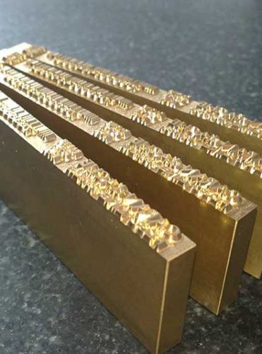 En acier ou en laitons les poinçons utilisés sur nos machines de s’appliqueront aussi bien sur vos pièces de forme plate et que cylindrique.